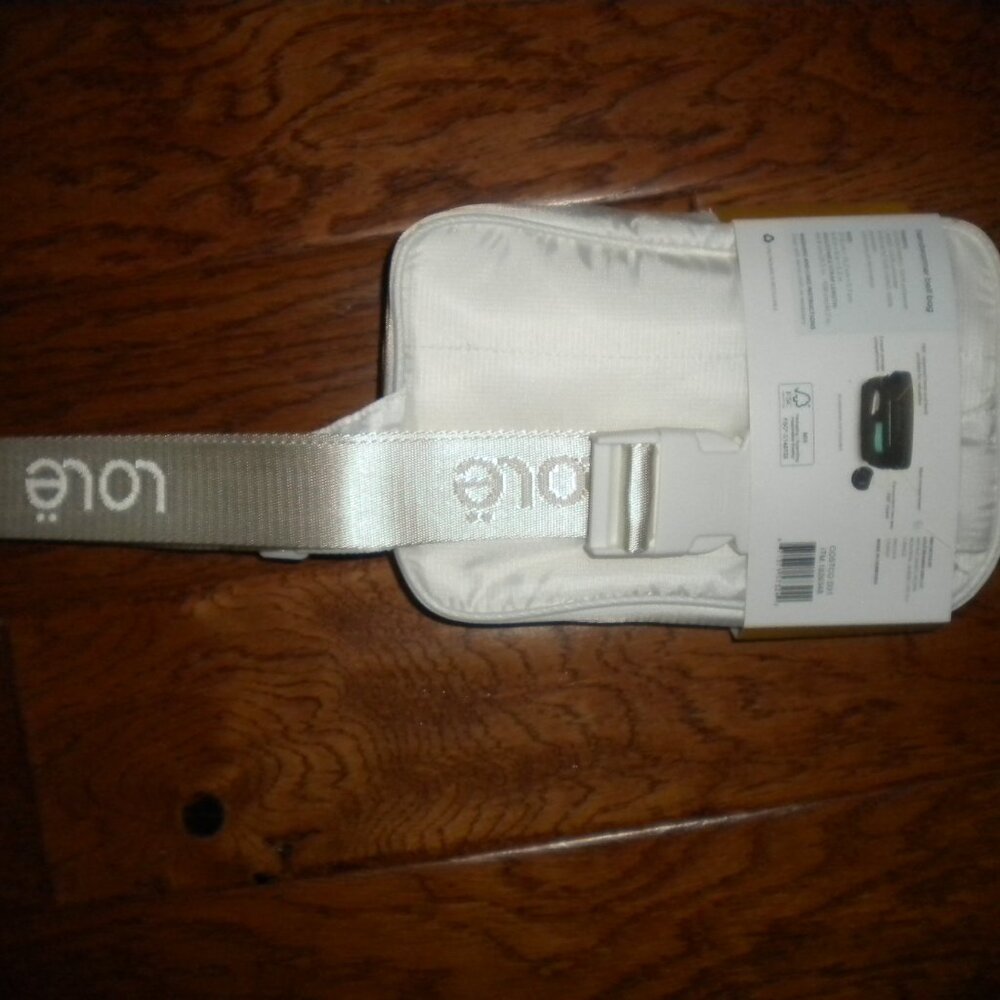 Lolë Unisex Handwarmer Cream Belt Bag NWT - Picture 6 of 6